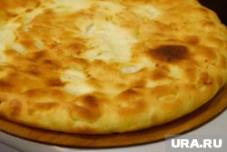 Депутат облдумы Вершинин ставит на стол домашние пироги и настойку