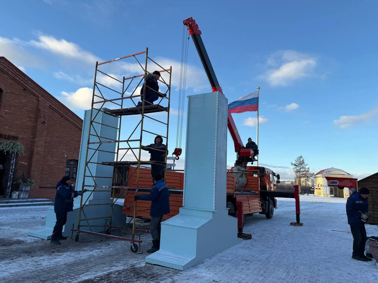 В Омске монтируют праздничные «Зимние Тарские ворота» у Главной ёлки