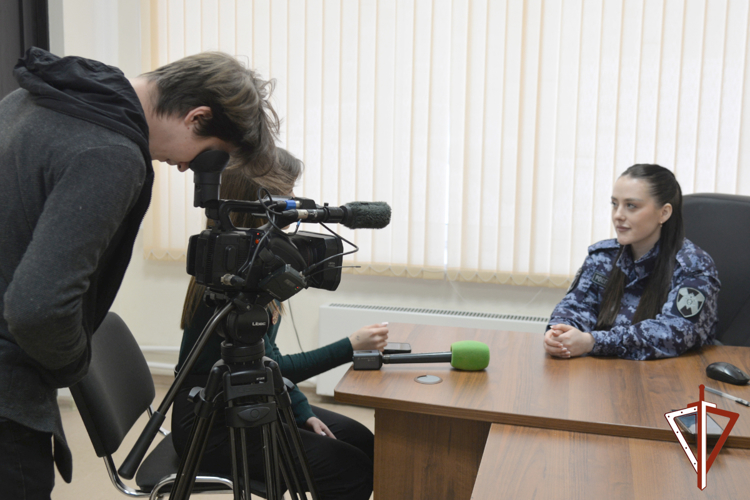 Инспектор лицензионно-разрешительной работы Росгвардии рассказала о своей службе курганским журналистам (видео)