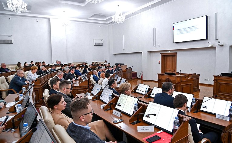 В Парламентском центре Алтайского края состоялось выездное заседание Комитета СФ по конституционному законодательству и государственному строительству и Комитета СФ по федеративному устройству, региональной политике, местному самоуправлению и делам Севера