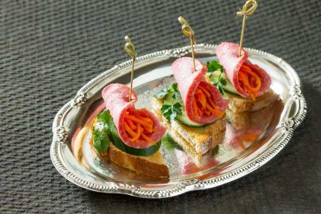 Канапе с колбасой и морковью по-корейски