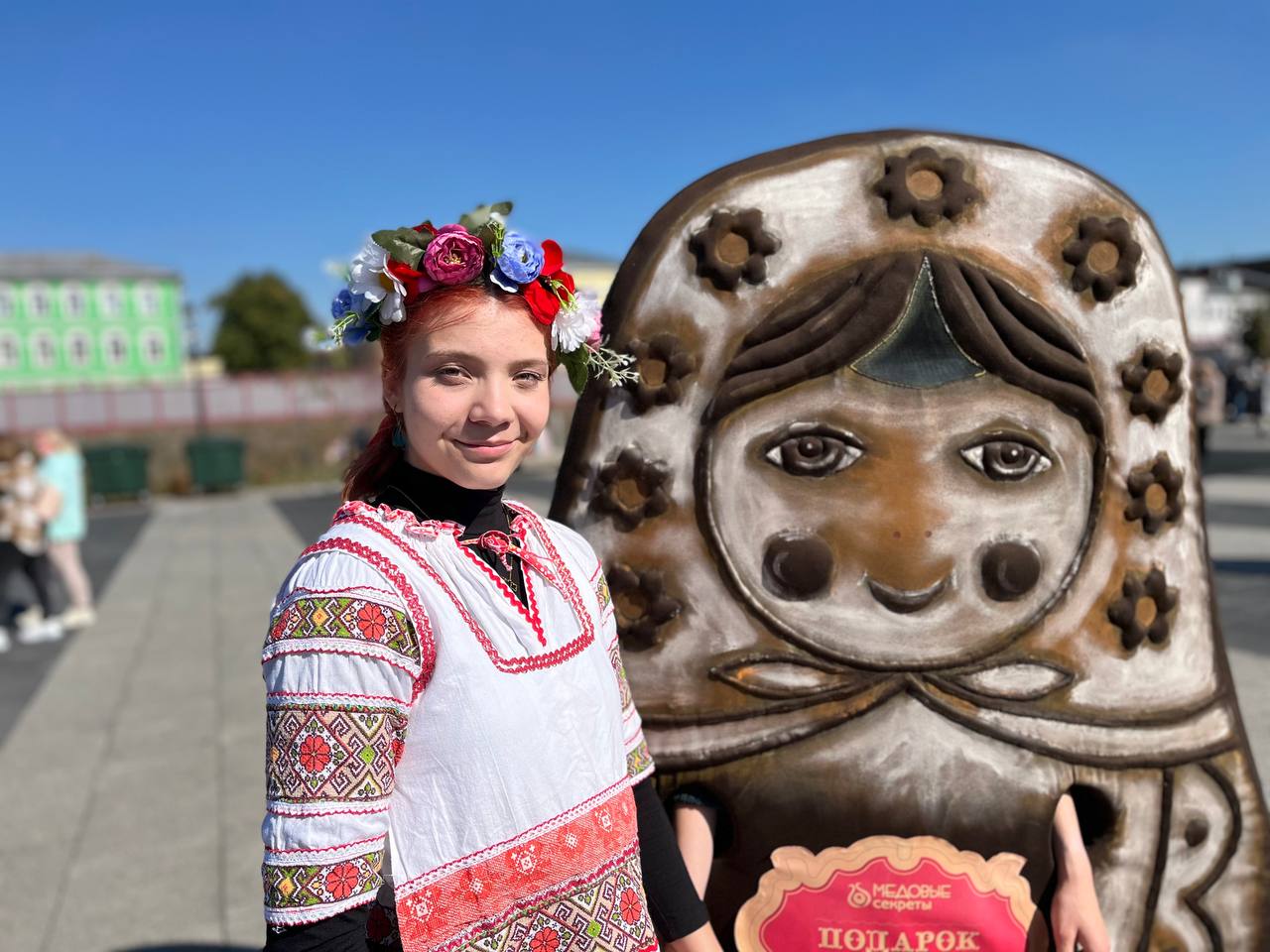 Ярмарка ведущие. Ярмарка в парском селе. Украшение осенней ярмарки на улице. Палатки на масленицу. Ярмарка ведущие.