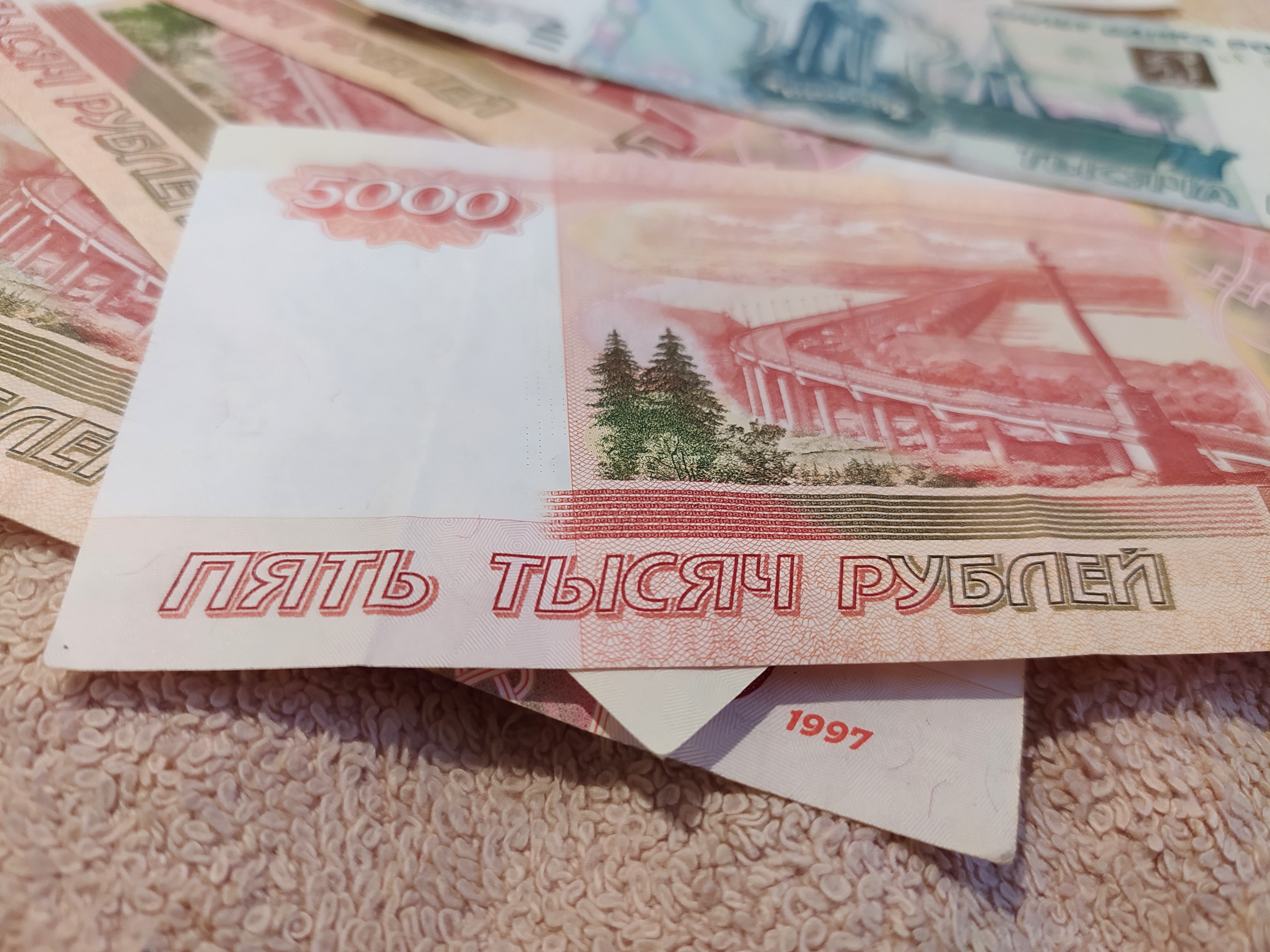 10 000 руб пенсионерам. 5000 Рублей. Новые выплаты. Русский рубль. Выплаты россиянам.