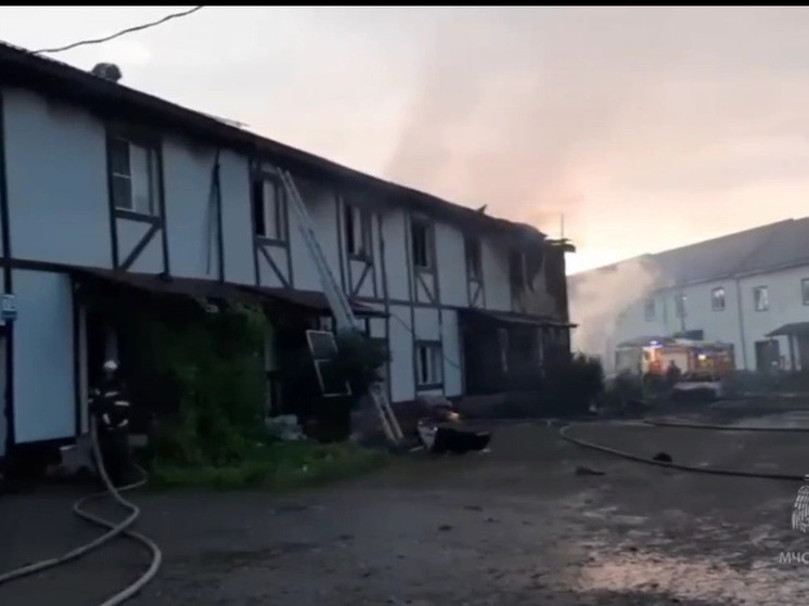 В Емельяновском районе на 300 квадратных метрах горел таунхаус