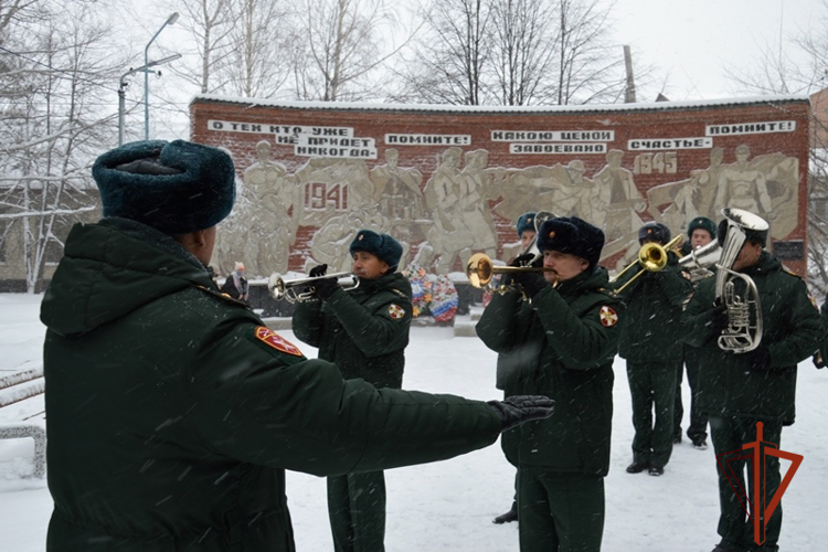 Росгвардейцы почтили память погибших земляков-героев