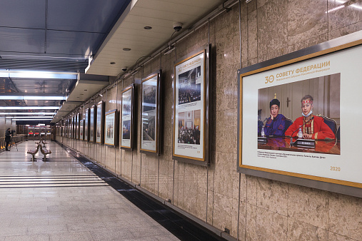 Торжественная церемония открытия фотовыставки «30 лет Совету Федерации». Станция метро «Выставочная»