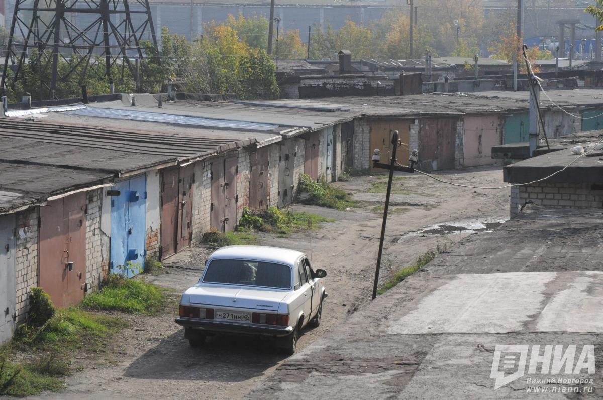Восемь самовольных гаражей снесут под мостом на улице Бринского