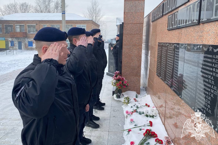 В День воинской славы красноярские сотрудники СОБР возложили цветы к мемориалу воинам, погибшим в годы Великой Отечественной войны