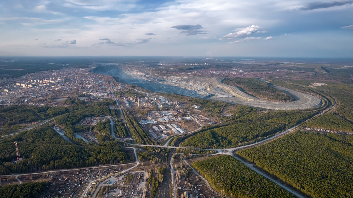 Баженовский асбестовый карьер в черте города Асбеста в Свердловской области (архивное фото)