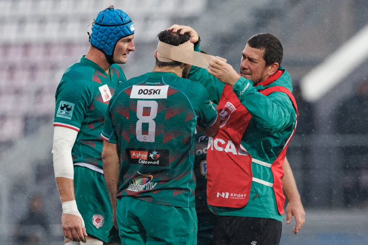 Регби — один из самых травмоопасных видов спорта: на игроках нет элементов защиты, поэтому количество контактных травм — переломов, повреждений суставов, мышц, сухожилий, рассечений кожи — множество