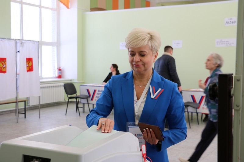 Председатель Крайизбиркома Ирина Акимова проголосовала на выборах Президента Российской Федерации