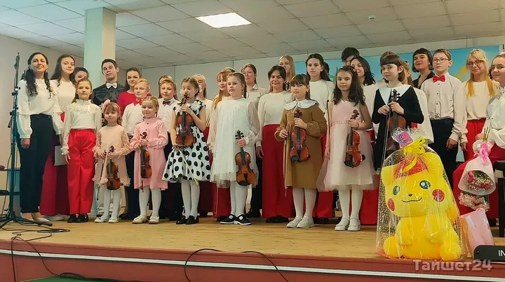 Урок пения в школе. Учитель фортепиано. Музыкальная школа. Дети играющие на музыкальных инструментах. Классики – детям и юношеству музыка.