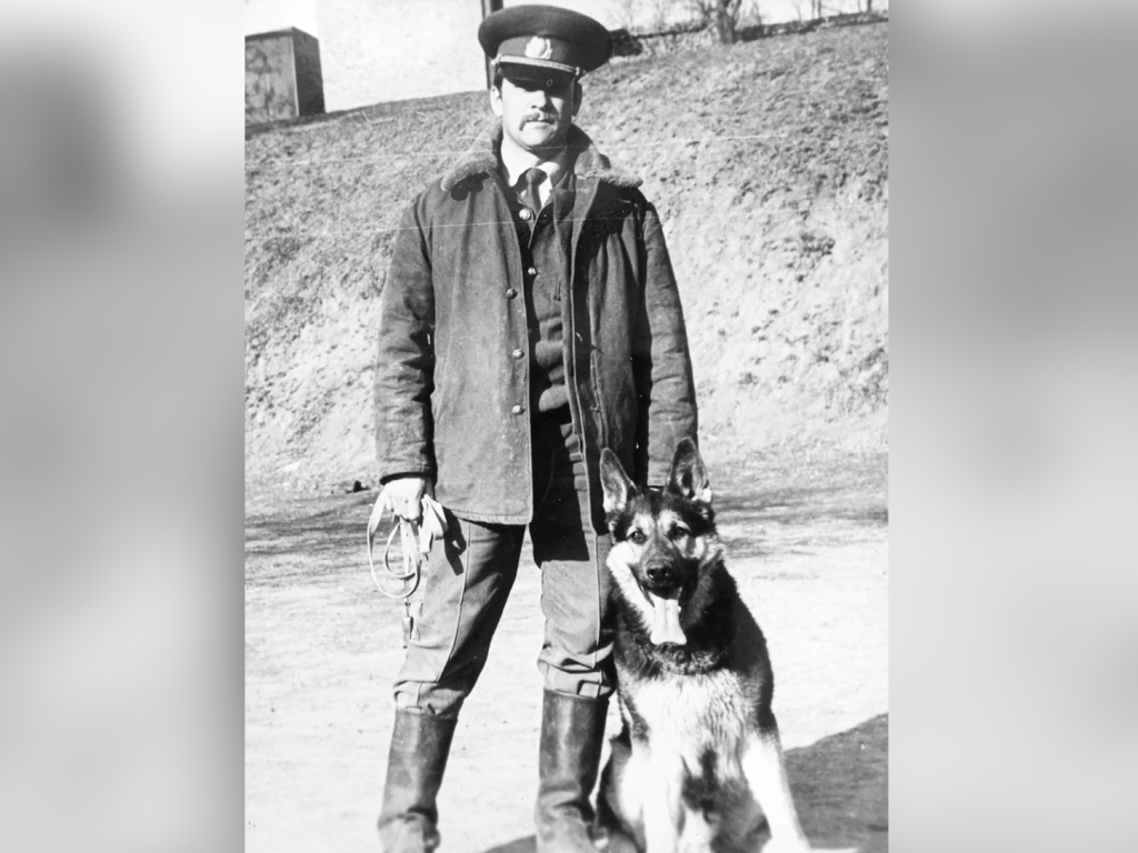 Фото: из личного архива Георгия Каргаполова / На фото: Георгий Каргаполов с верным другом Ахиллом на службе, 1984 г.
