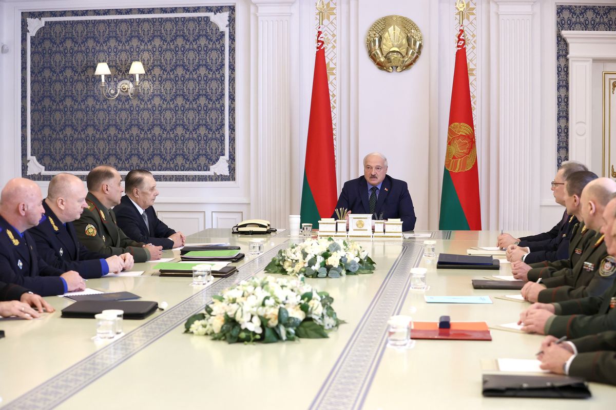 Президент Беларуси: Нам надо сегодня создавать военные прокуратуры?
