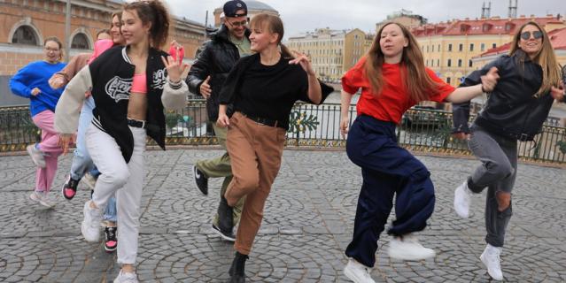 Поклонники группы IOWA станцевали в центре Петербурга под песню 