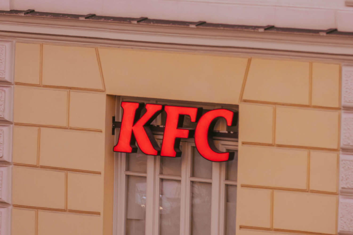 Зачем переименовали kfc. КФС переименовали. KFC переименуют в Ростикс. КФС изменили название. KFC переименовали в России.