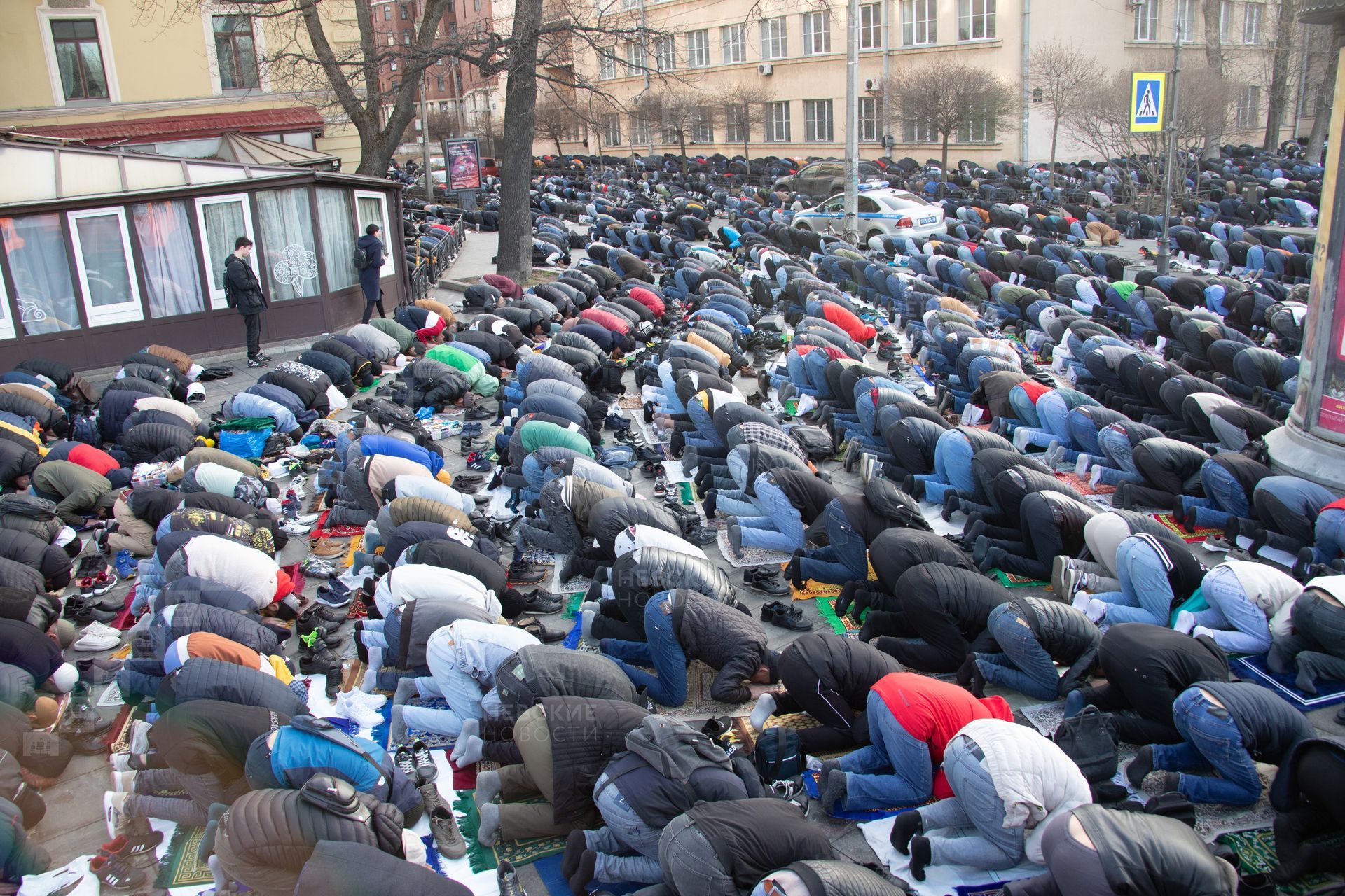 Ураза байрам 2024 в спб. Ураза байрам в Петербурге. Мусульманин молится. Праздничный намаз Ураза байрам. Праздник мусульман в СПБ.