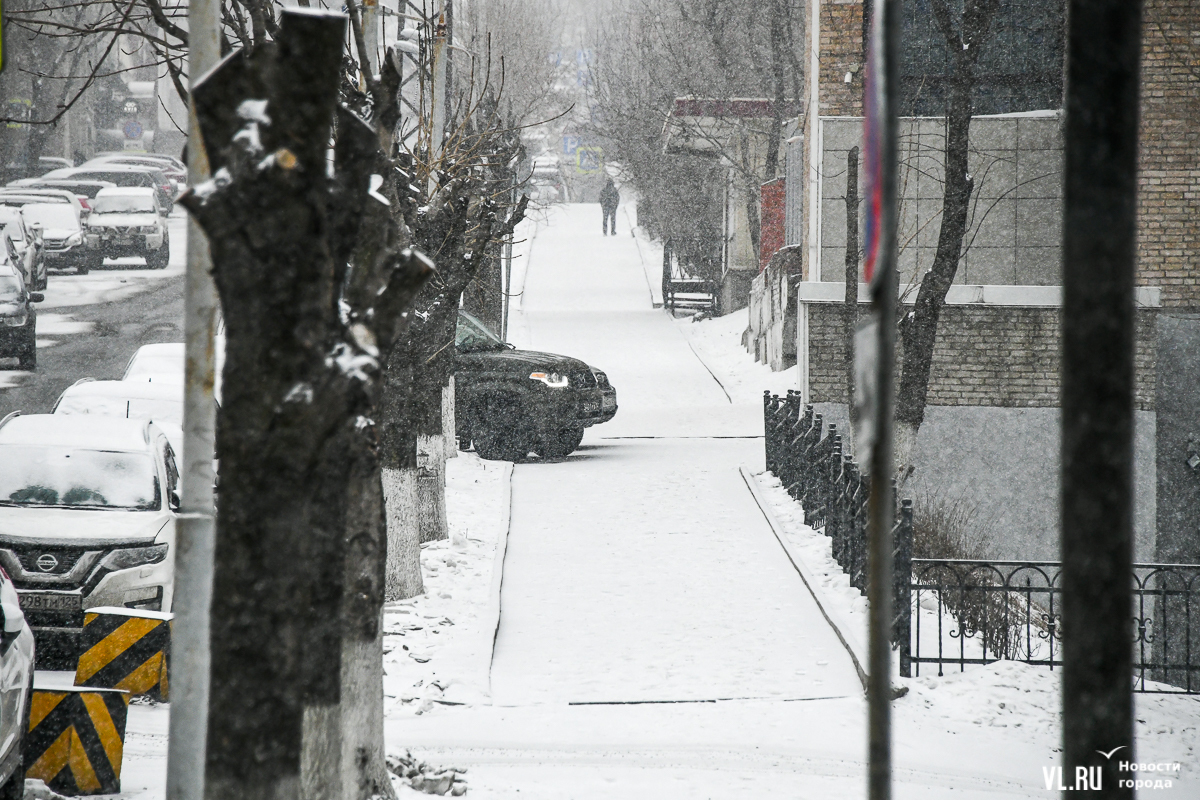 9 часов снег. Снежное утро. Снег во Владивостоке 2022. Заснеженный Владивосток. Снег во Владивостоке.