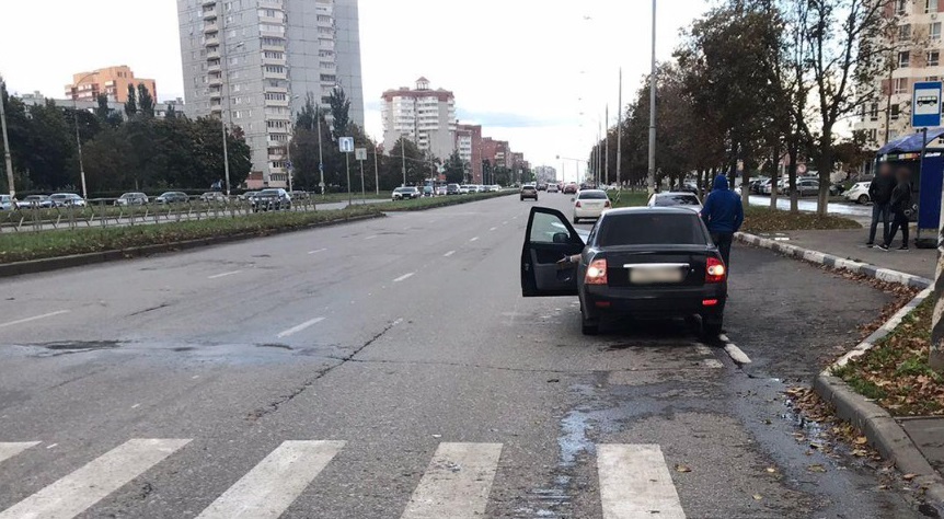 Сбит пешеход на тротуаре. Пешеход на тротуаре. Автомобиль на пешеходном переходе.