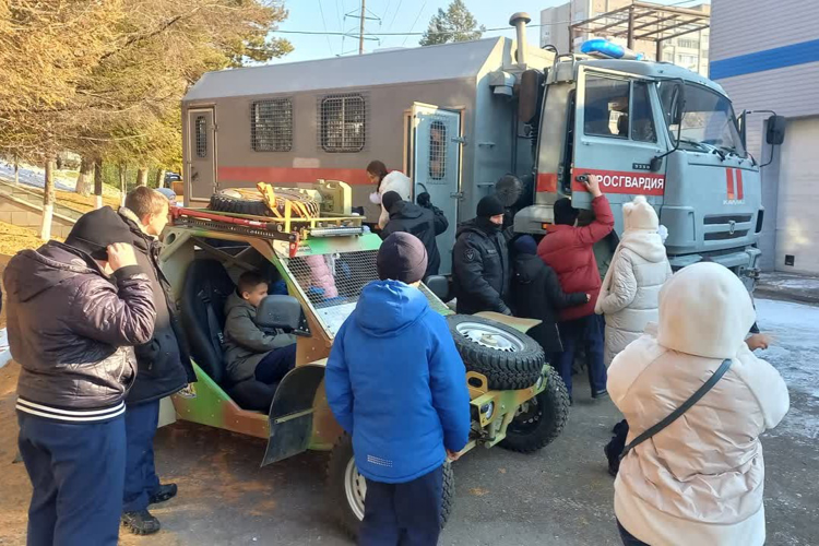 В Хабаровске росгвардейцы почтили память боевых товарищей, погибших при исполнении служебных обязанностей