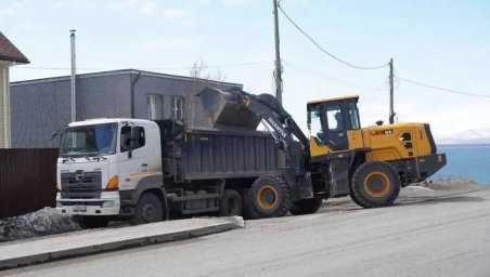Бригады освобождают тротуары и проезжую часть от песка и веток в Петропавловске-Камчатском 3