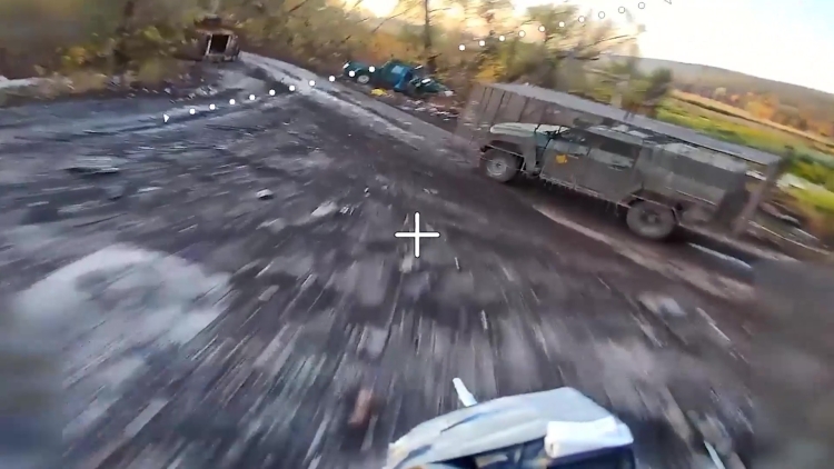 Практика показывает упорную оборону российских войск, под огнем которых сжигаются наиболее боеспособные механизированные части, а также подразделения БПЛА