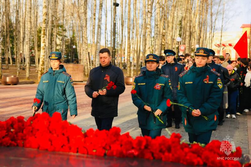 Сотрудники Главного управления МЧС России по Югре приняли участие во всероссийской патриотической акции «Рассвет Победы»