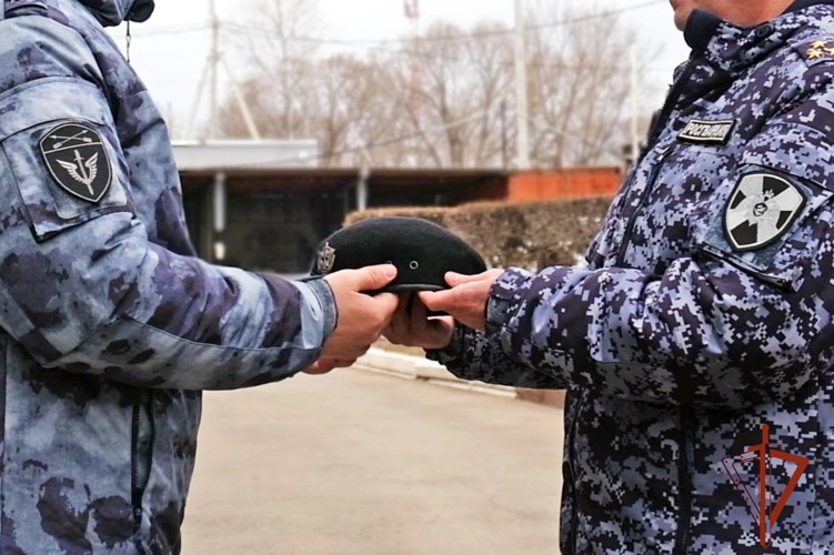 В Хакасии сотрудникам СОБР и ОМОН вручены знаки отличия спецназа Росгвардии