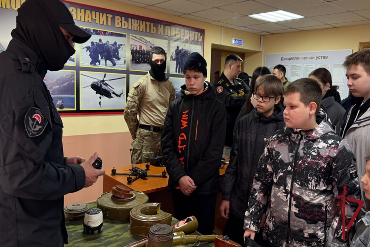  На Камчатке дети участников СВО побывали в гостях у сотрудников ОМОН «Гейзер» Росгвардии