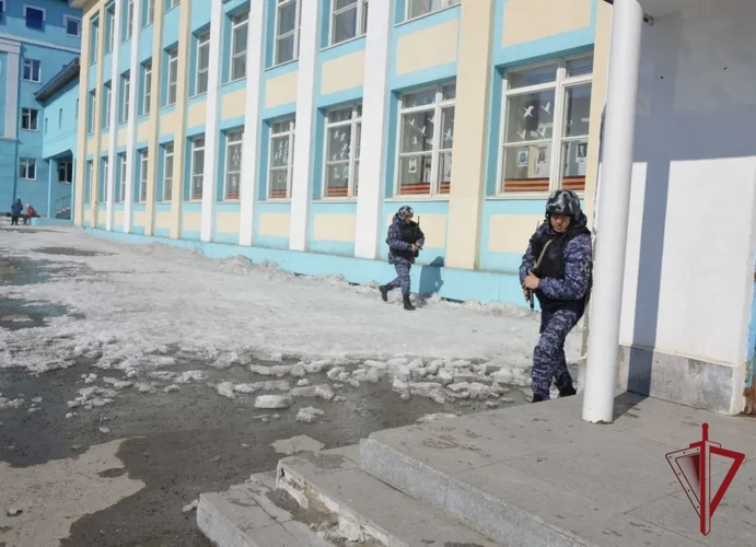 На Чукотке росгвардейцы приняли участие во Всероссийских учениях по антитеррористической защищенности объектов образования 