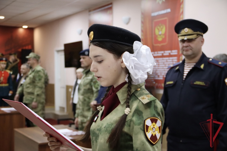 Начальник Управления Росгвардии по Амурской области генерал-майор полиции Виталий Харчёв поздравил учащихся со вступлением в ряды кадетов Росгвардии