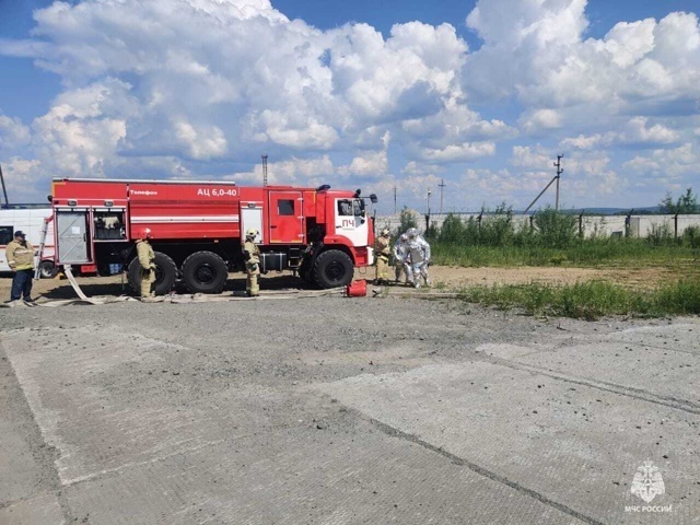 Пожарно-тактические учения в Приобье: готовность к ликвидации ЧС на воде подтверждена