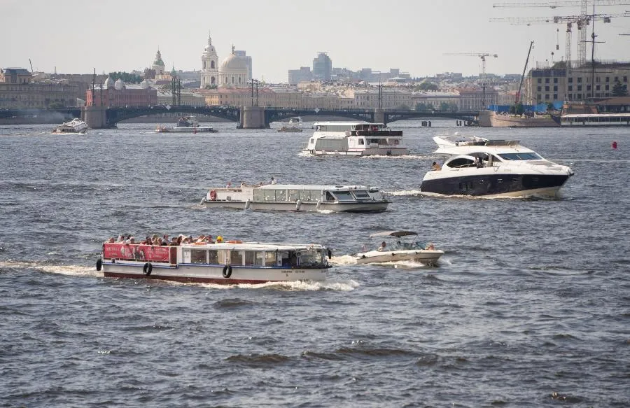 По водной глади без риска. Почему в Северной столице учащаются аварии с судами? | ФОТО Марии ШЕРИХ