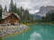 Отель Emerald Lake Lodge расположен на полуострове, вдающемся в озеро.