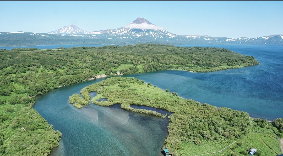 Курильское озеро и вулкан Ильинский