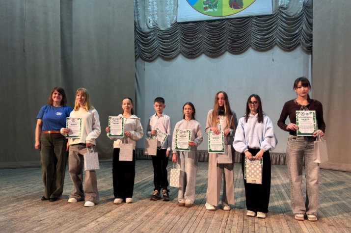 Председатель регионального отделения РГО с победителями конкурса. Фото: Любовь Башкатова