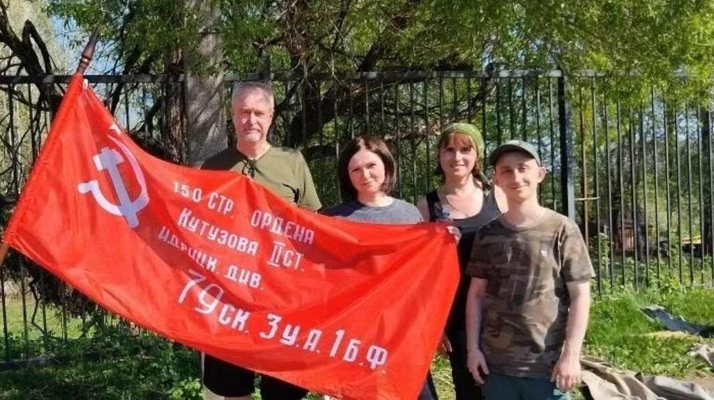 В Брянске участники патриотической эстафеты пробежались с копией знамени Победы