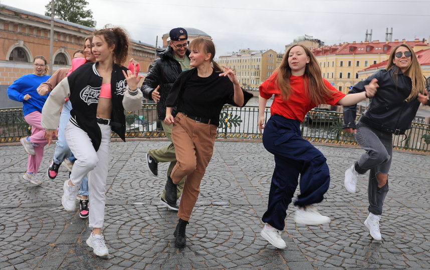 Поклонники группы IOWA станцевали в центре Петербурга под песню 