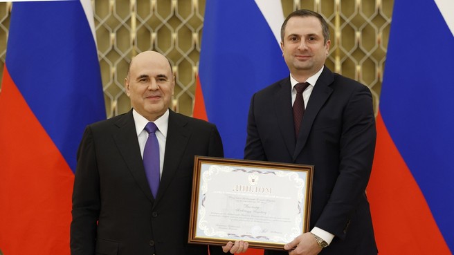 Михаил Мишустин вручил премии Правительства в области науки и техники. С генеральным директором АО «Научно-исследовательский и проектно-конструкторский институт информатизации, автоматизации и связи на железнодорожном транспорте», доктором технических наук, профессором Александром Игоревичем Долгим