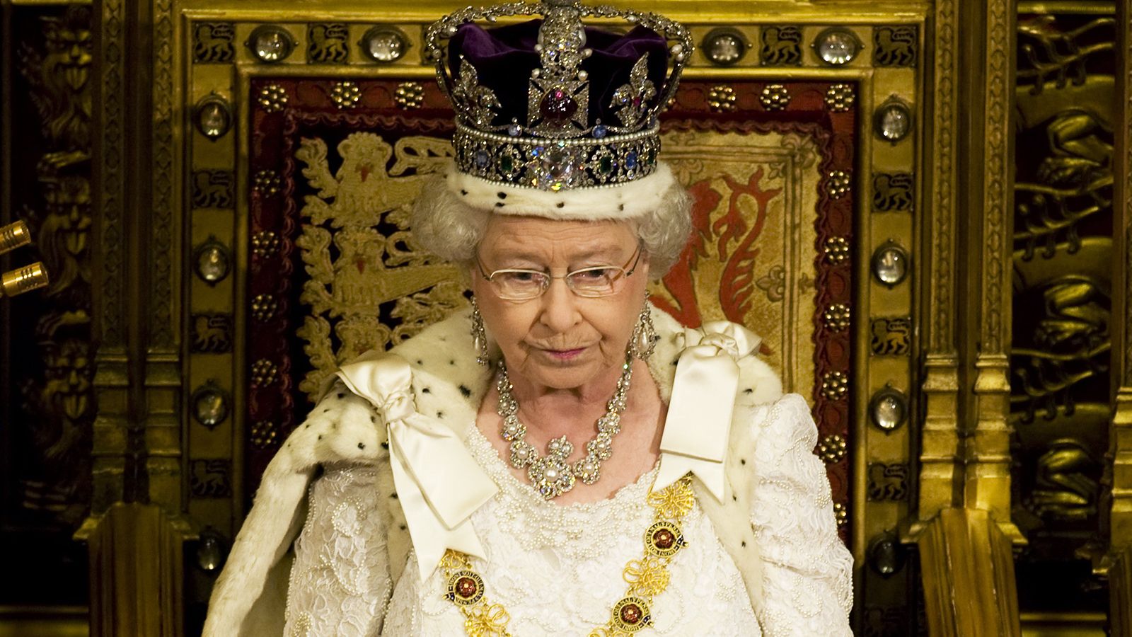 королева англии елизавета 2 на троне. монарх лого. монархия и церковь. Monarch организация. принц чарльз наследник британского престола.