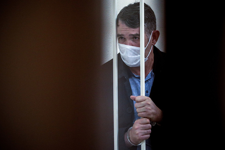 Лоханов сидел с 2021 года. Сначала — в СИЗО, потом его отправили в колонию строгого режима (ИК-5 в Нижних Вязовых). Суд признал его виновным в том, что он получил взятку от соучредителя фирмы «РСС-Мед»