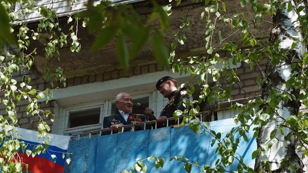 Ветеранов Брянска поздравили с Днём Победы под окнами их домов