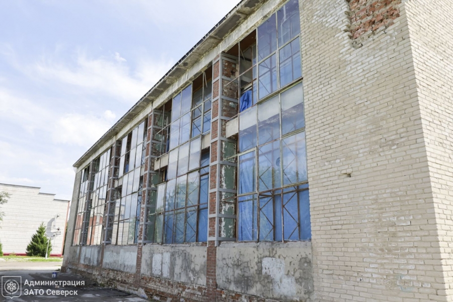 Мэр проверил, как идёт ремонт спорткомплекса «Молодость»