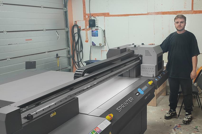 Компания «Смарт-Т» установила планшетный УФ-принтер Sprinter DPP 1316E в майкопской РПК «Знак»
