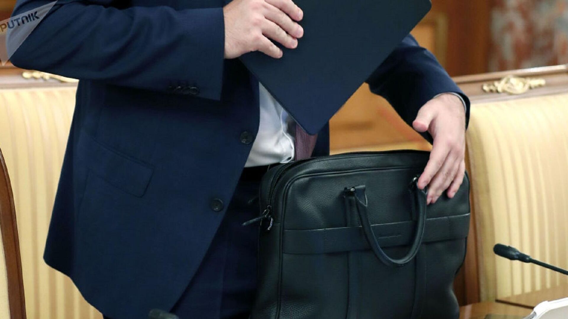 Мужчина с портфелем - Sputnik Узбекистан, 1920, 28.01.2026