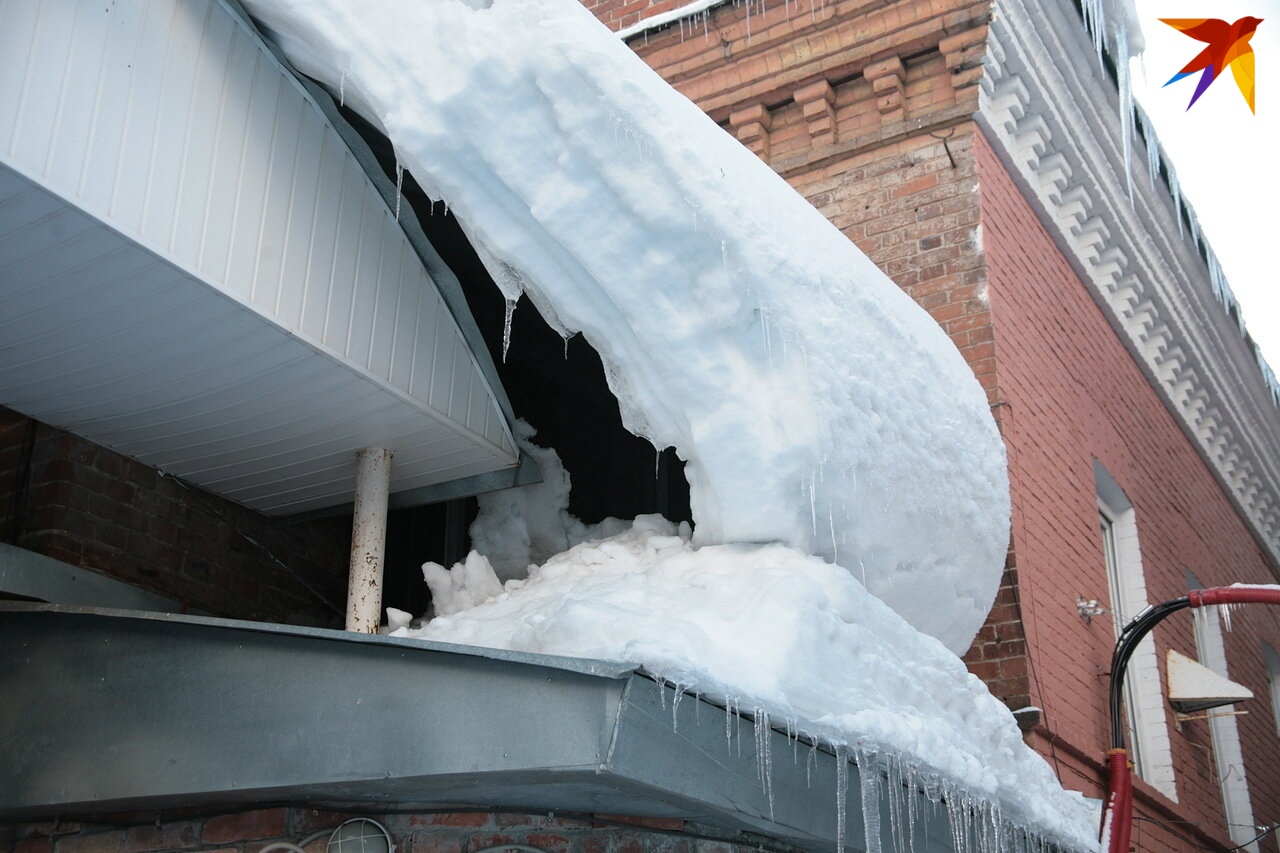 Сход снега с крыши. Снег на крыше. Падение снега с крыши. Падает глыба снега с крыши.