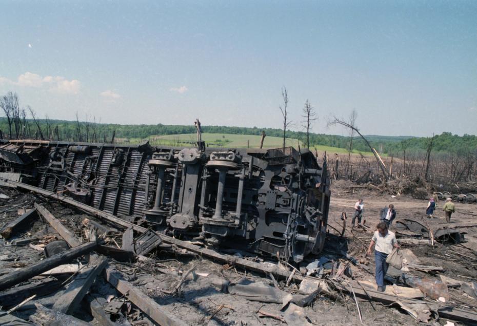 Родственники погибших на месте крушения двух встречных пассажирских поездов № 211 Новосибирск — Адлер и № 212 Адлер — Новосибирск на перегоне Улу-Теляк — Аша Куйбышевской железной дороги в Иглинском районе