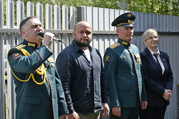 В преддверии 9 Мая в Шуе с песнями, цветами и подарками поздравили ветерана 