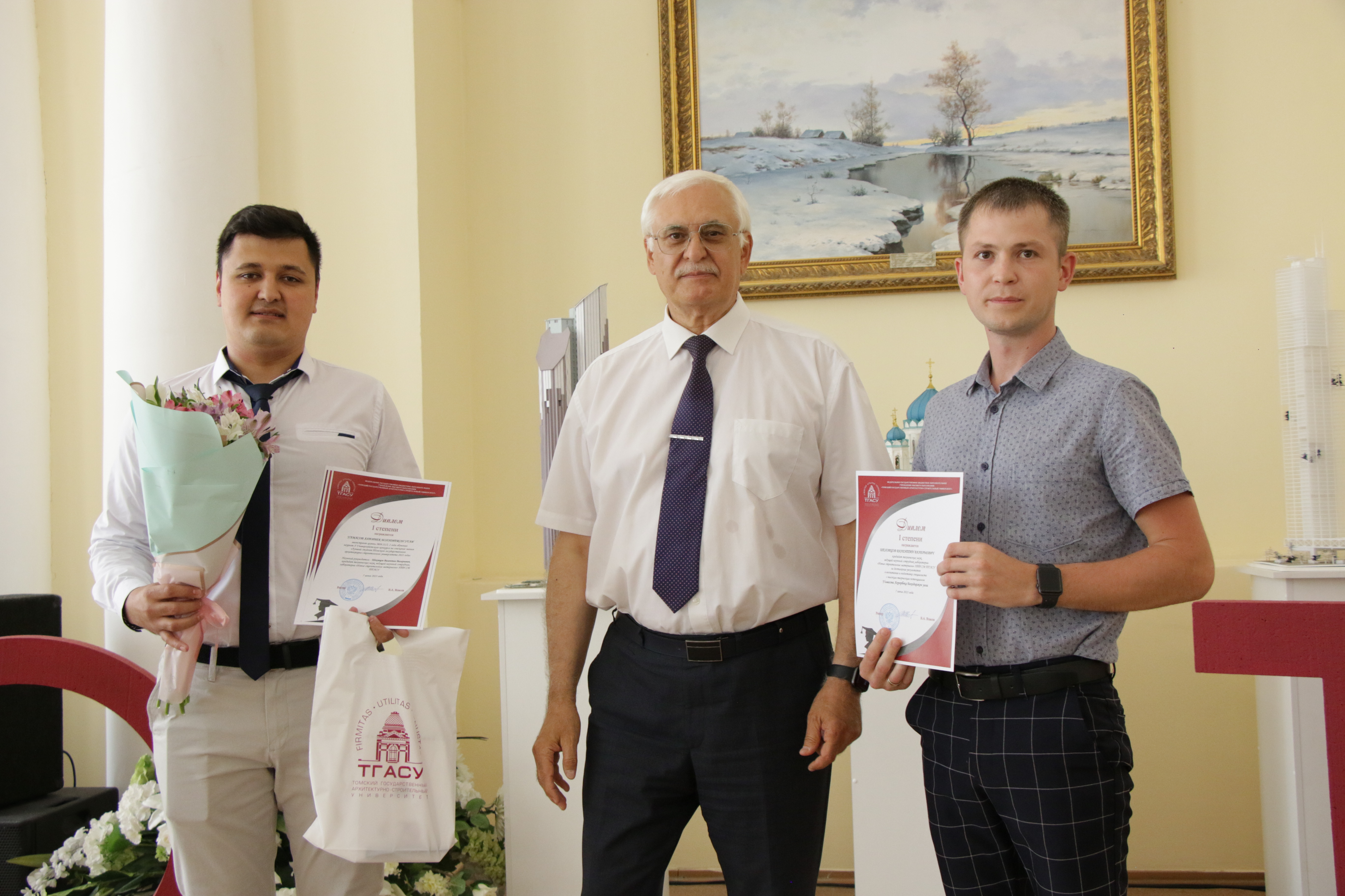 Студенты аспиранты. Аспирантура тпу. Успешный выпускник. Лучший аспирант. Лучший аспирант.