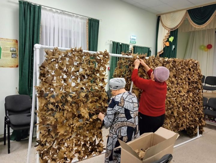 СВОим помогаем: жители Мензелинского района плетут маскировочные сети для бойцов